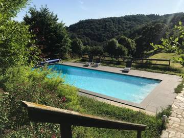 Maison d’hôte pour 2 personnes, avec jardin et vue ainsi que terrasse et piscine à Saint-Austremoine