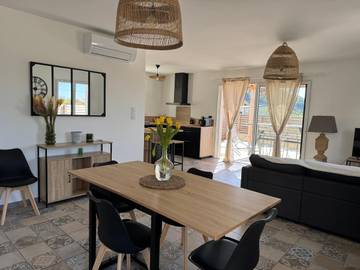 Location de vacances pour 6 personnes, avec vue et terrasse à Saint-Privat (Ardèche)