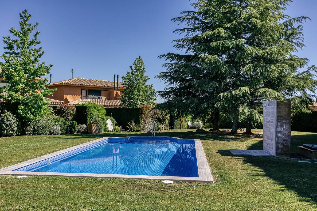 Villa Brenda Torremirona Resort con piscina compartida, jardín, terrazas, barbacoa y Wi-Fi in Navata, Alt Empordà