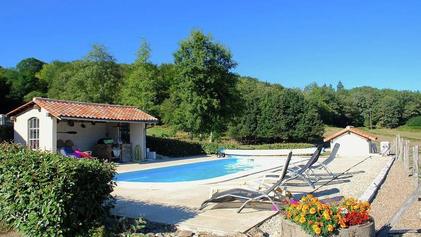 Location de vacances pour 7 personnes, avec piscine et jardin à Roussines