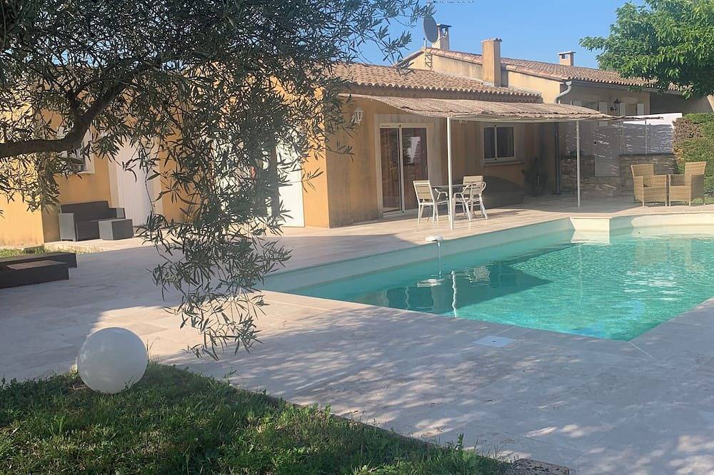 Mini Villa à Aiguèze Avec Piscine Privée et vue sur le Village in Aiguèze, Gorges de l’Ardèche