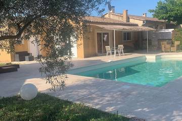 Gîte pour 5 personnes, avec terrasse et jardin à Aiguèze