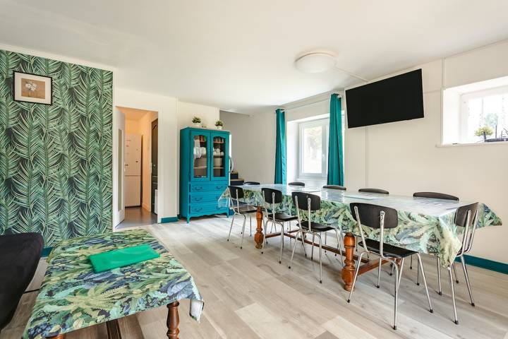 Casa Vacacional 'Du Parc' con Piscina Compartida, Vista al Lago y Wi-Fi in Genouillé, Region de Rochefort