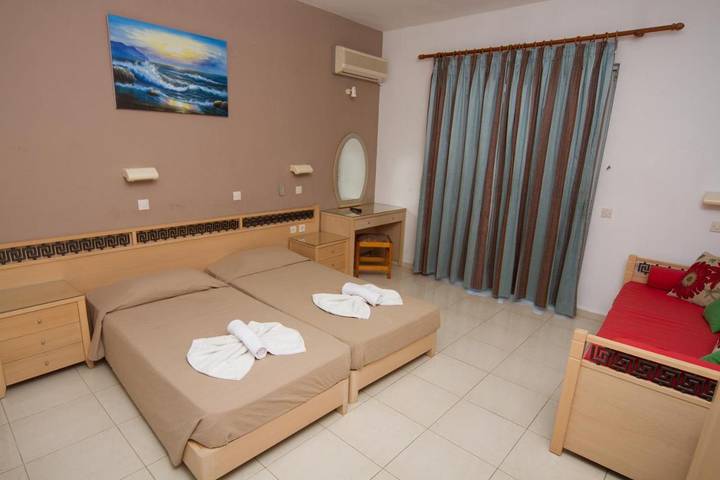 Location de vacances pour 3 personnes, avec vue ainsi que jardin et piscine à Faliráki - 2