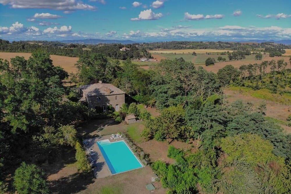 Villa with panoramic pool and gardens    in Bolsena, Terni Provinz