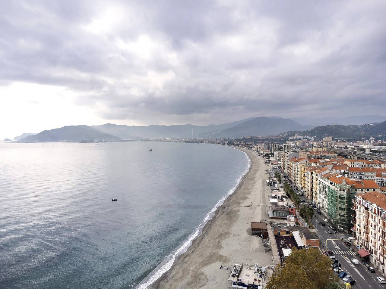 Apartamento entero, Apartamento 'Caruggio al Mare' con Balcón, Wi-Fi y Aire Acondicionado in Savona (City), Savona