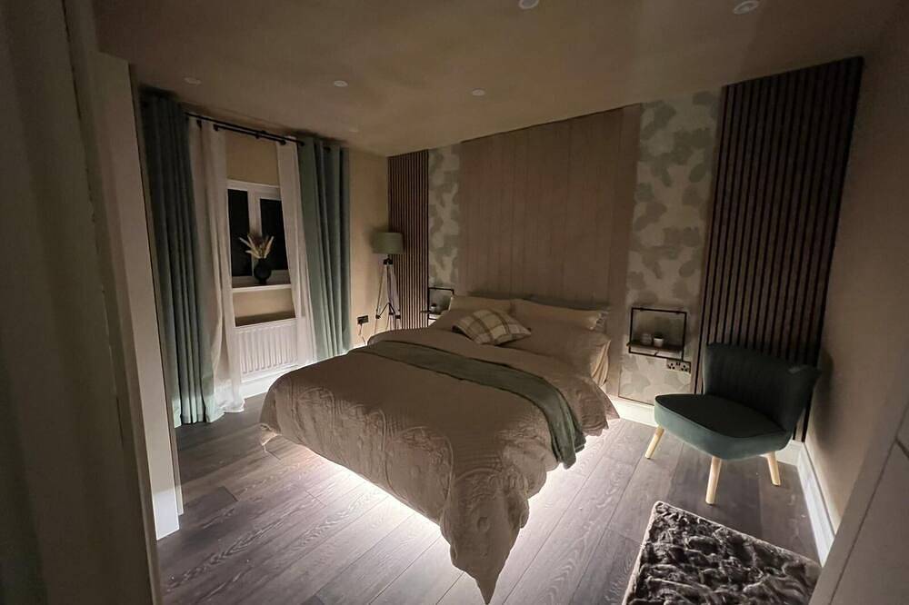 Modernized detached 2 bedroom Guest house. in Preston, Lancashire