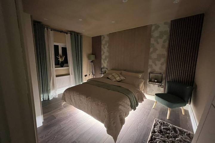 Modernized detached 2 bedroom Guest house. in Preston, Lancashire