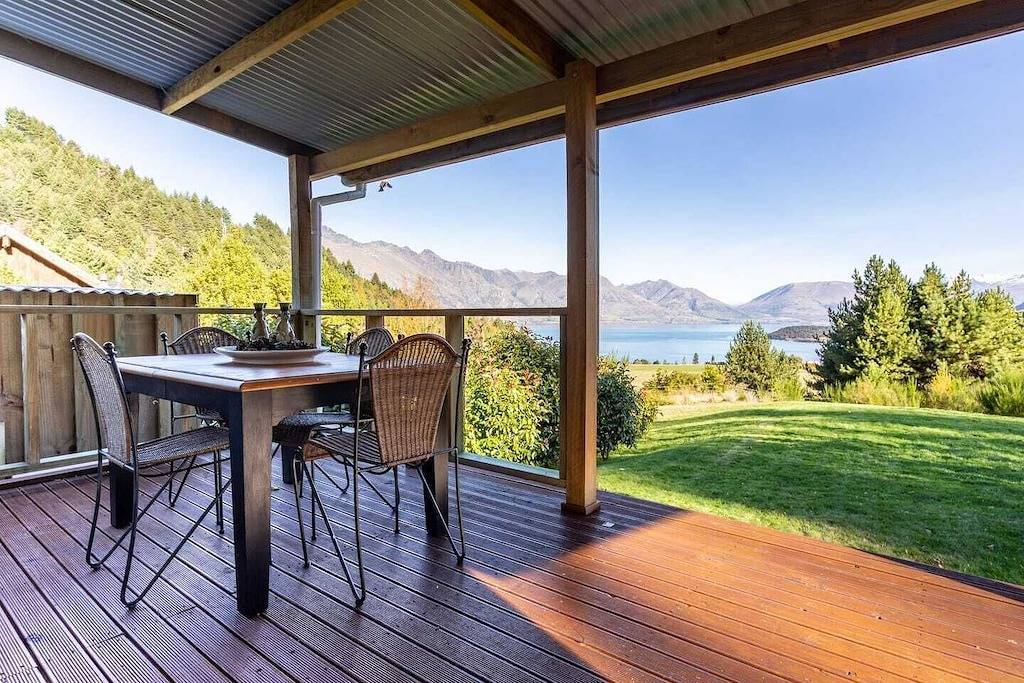 Cute Cottage with Hot Tub & Uninterrupted Lake Views in Otago