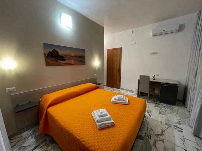 Chambre d’hôte pour 2 personnes, avec Balcon ainsi que Terrasse et Vue à Gela