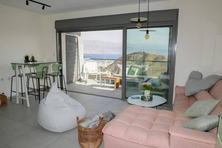 Location de vacances pour 5 personnes, avec balcon ainsi que vue et vue sur le lac à Eilat