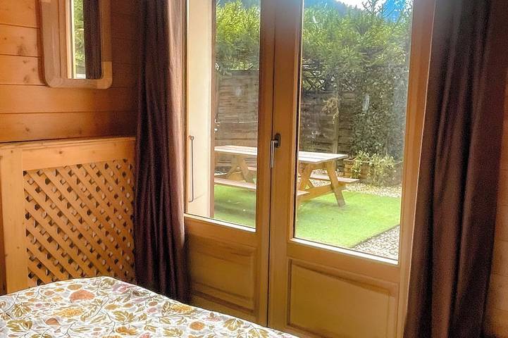 Entire apartment, Chalet-style apartment—3 rooms, 2 bedrooms, ground floor, small garden, parking—3 minutes from the base of the slopes, near the center in La Clusaz, Annecy region