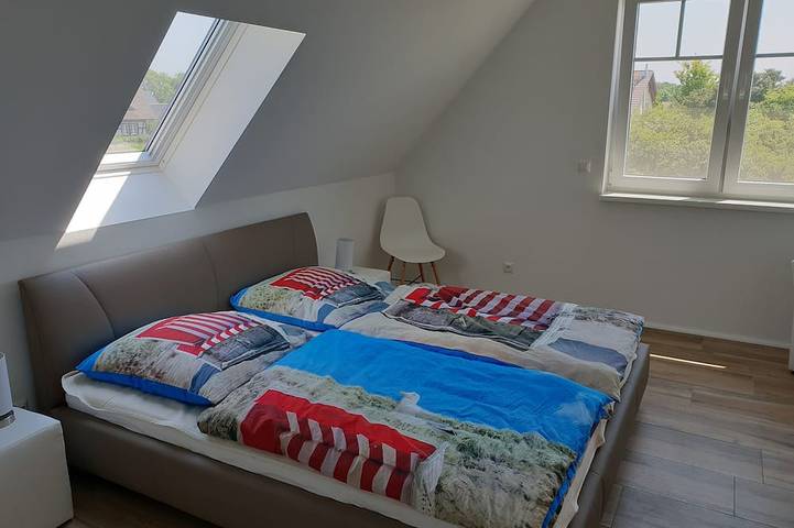 Exclusiva casa de vacaciones cerca de la playa con jacuzzi, 3 dormitorios, chimenea, WiFi, garaje. in Lancken, Dranske