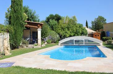Gîte pour 4 personnes, avec piscine ainsi que terrasse et jardin à Sénas