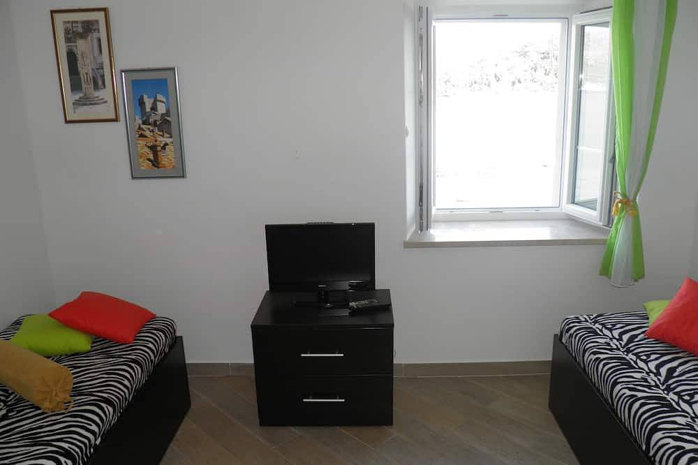Ganze Wohnung, Familienapartment umgeben von alten Mauern, zwei Meter vom Meer entfernt in Koločep, Grad Dubrovnik