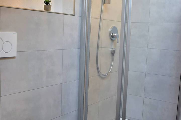 Ganze Wohnung, Ferienwohnung Bergblick mit 2 Schlafzimmern, Küche, Dusche/Wc und Loggia in Rosenheim, Oberbayern