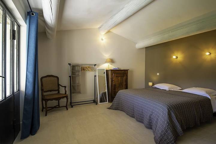 Location de vacances pour 2 personnes, avec terrasse ainsi que jardin et piscine à Ménerbes - 3