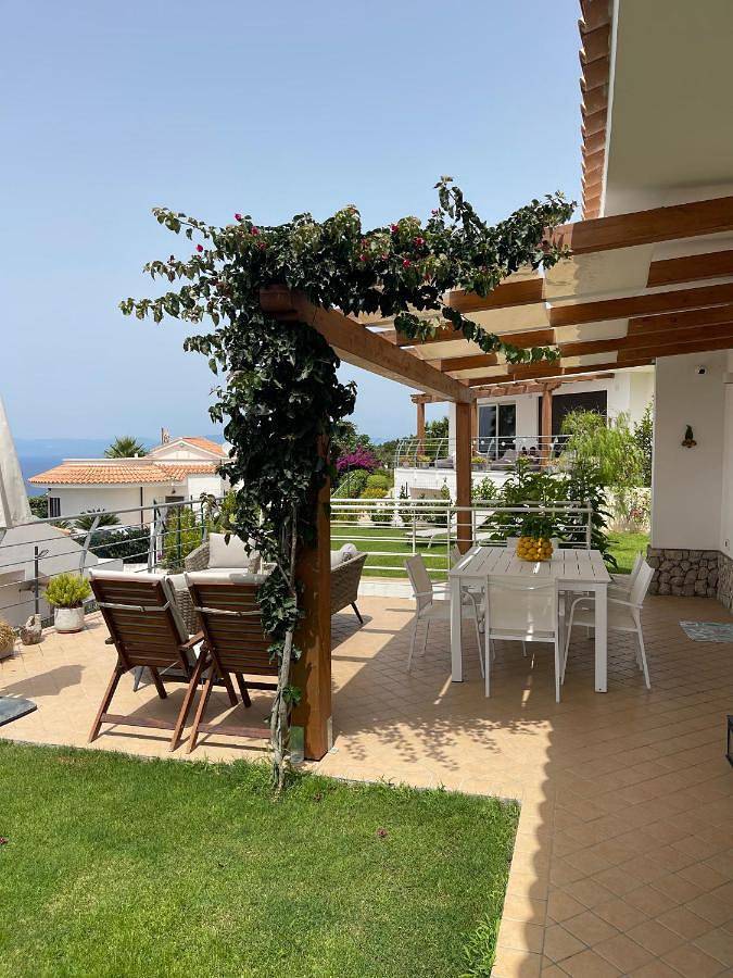 Location de vacances pour 6 personnes, avec piscine ainsi que jardin et vue, animaux acceptés à Zambrone - 2
