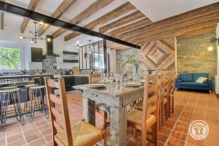 Gîte pour 8 personnes, avec jardin et piscine à Neulliac