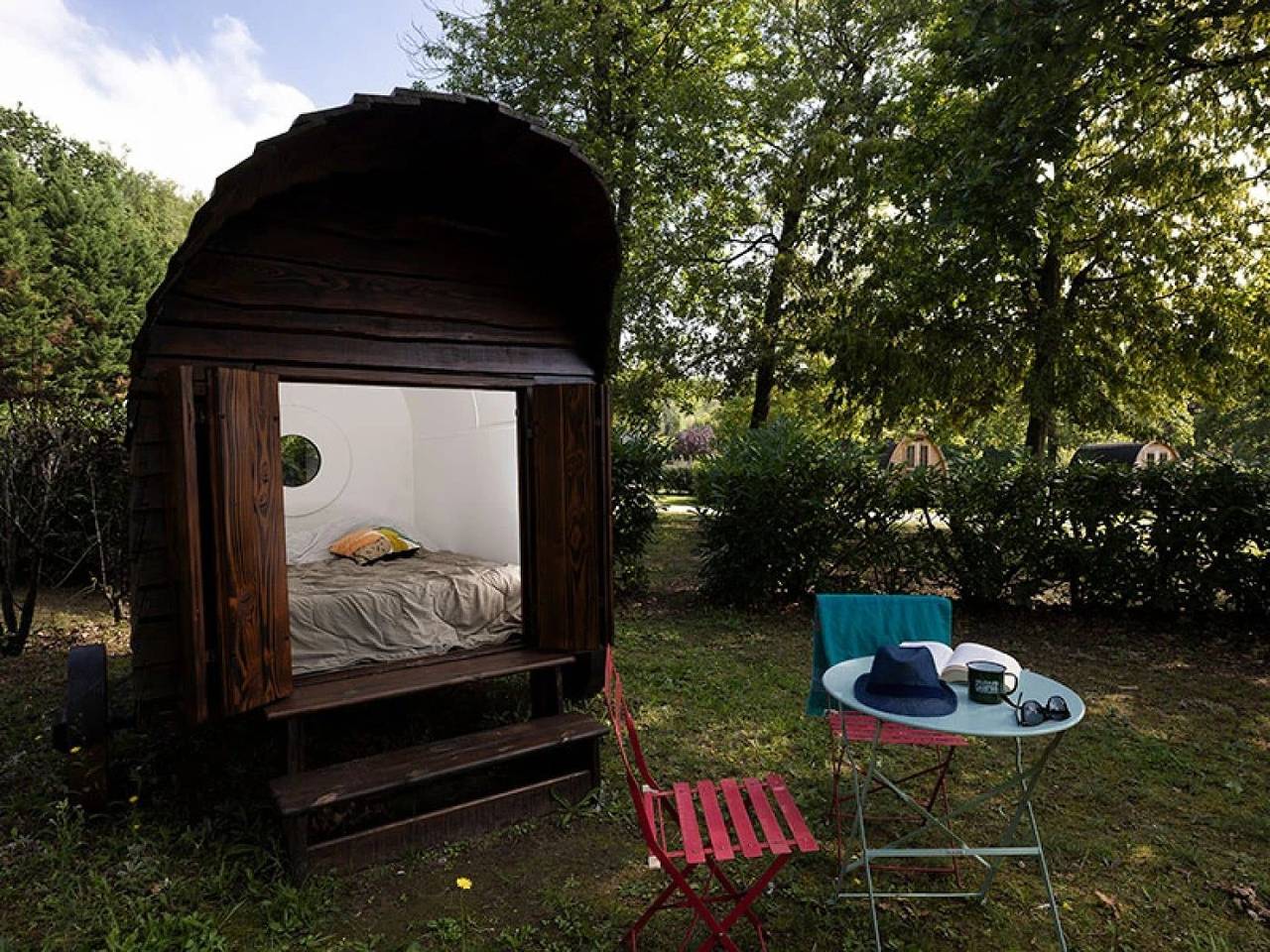 Zecamping 3 étoiles pet friendly roulotte 2 pers in Bagneaux-sur-Loing, Seine-et-Marne