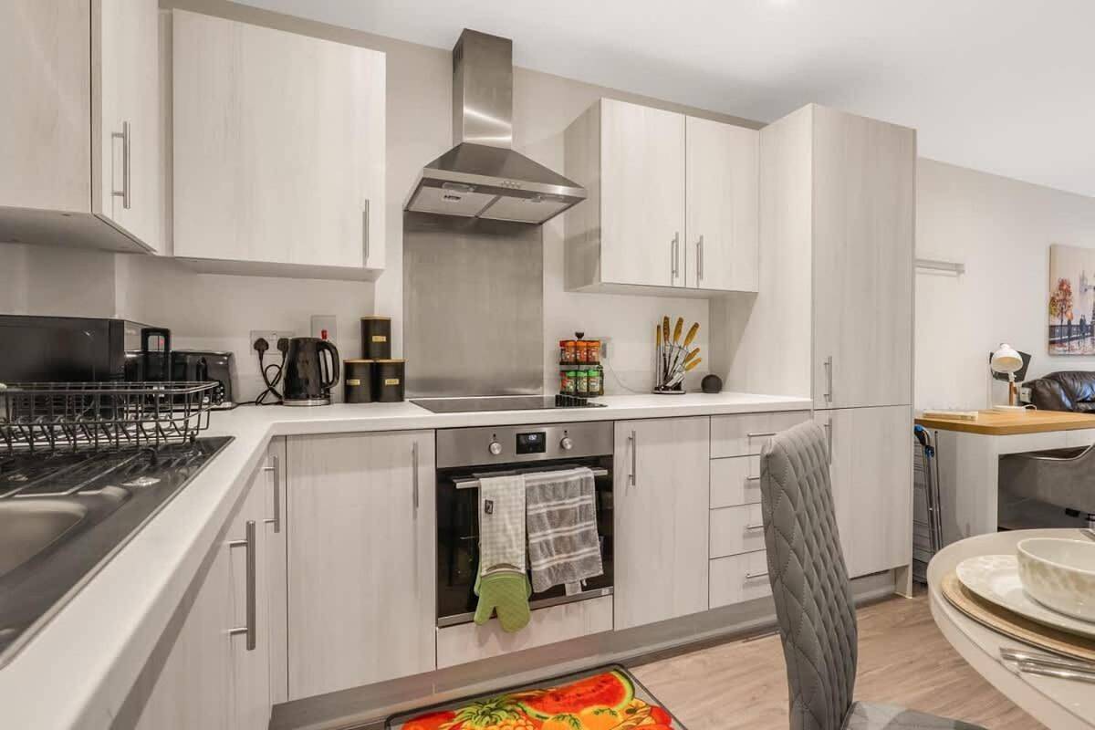 Entire apartment, Two-Bedroom Apartment in Coventry, Birmingham Area