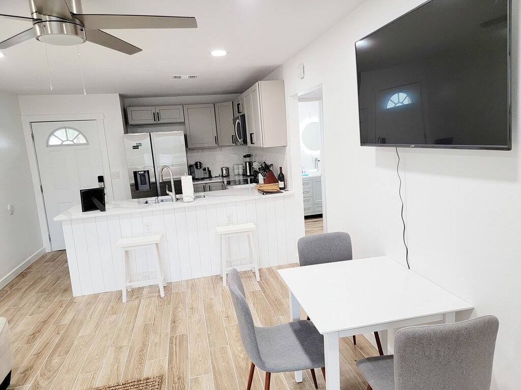 Ganze Wohnung, New Romantic Luxury Condo 1Bd/1Bth - 5 min walk to the beach in heart of Destin in Destin, Emerald Coast