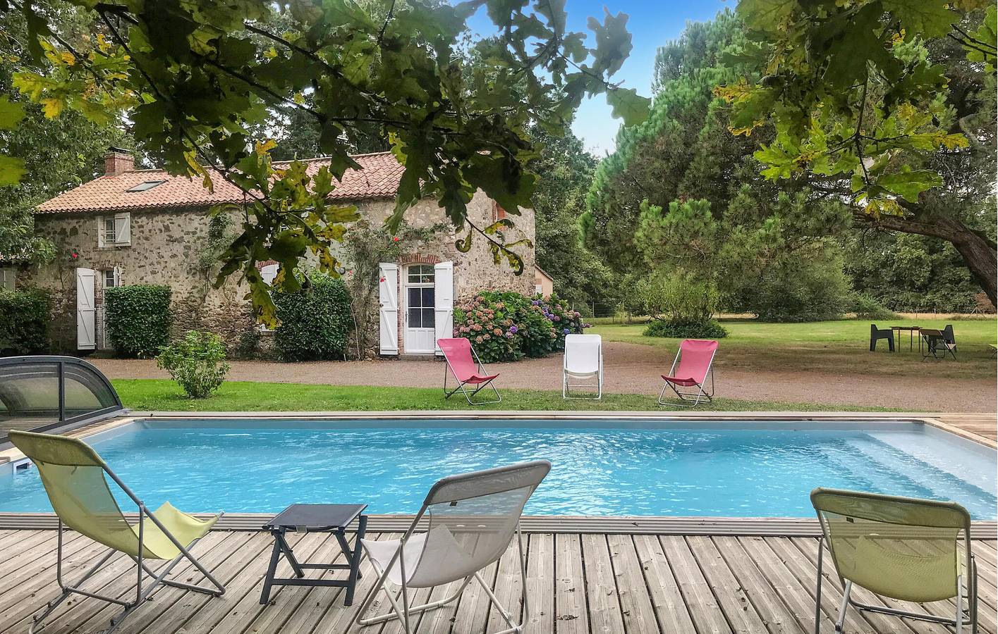 Geräumige Wohnung mit TV, Pool, Parkplatz in La Boissière-des-Landes, Vendée
