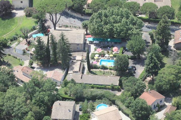 Hôtel pour 3 personnes, avec piscine ainsi que jardin et vue, animaux acceptés