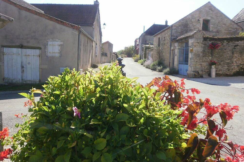 Maison très confortable  dans un petit village au  Calme.à 4 km des commerces in Chassey-le-Camp, Région de Chalon-sur-Saône
