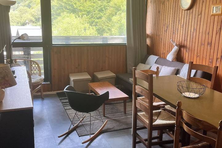 Ganze Wohnung, 2-bedroom apartment with piste view 5 minutes from center in Super Besse, Besse-et-Saint-Anastaise