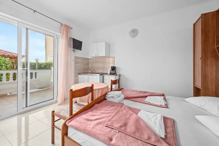 Ganzes Studio, Apartments Jurica - Studio with Sea View in Barbat na Rabu, Rab