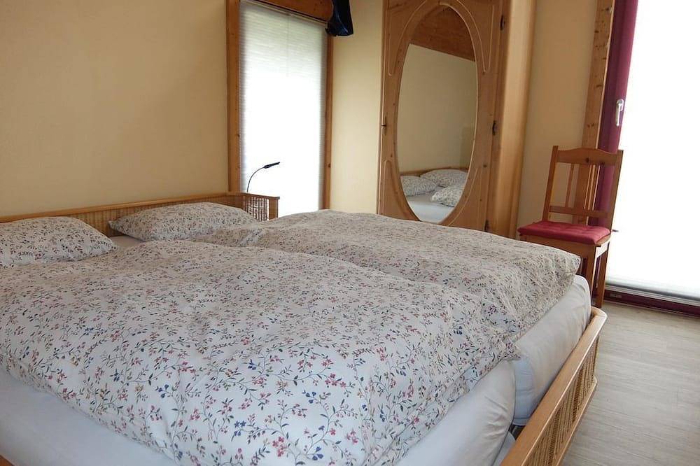 Ganze Wohnung, Blaues Haus - Une maison bleue - 2-Bett-Ferienwohnung Dusche/Wc, bis 4 Pers. in Hetzerath, Bernkastel-Kues & Umgebung