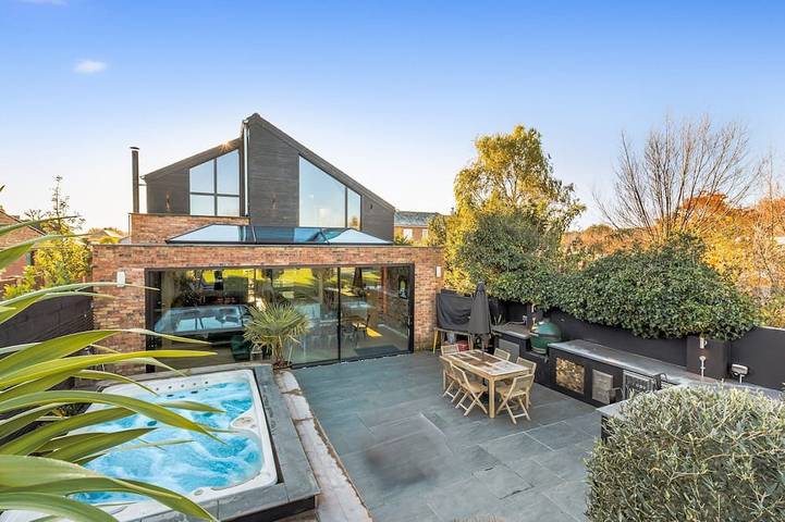 Holiday rental for 11 people, with terrace and pool as well as garden in Southbourne