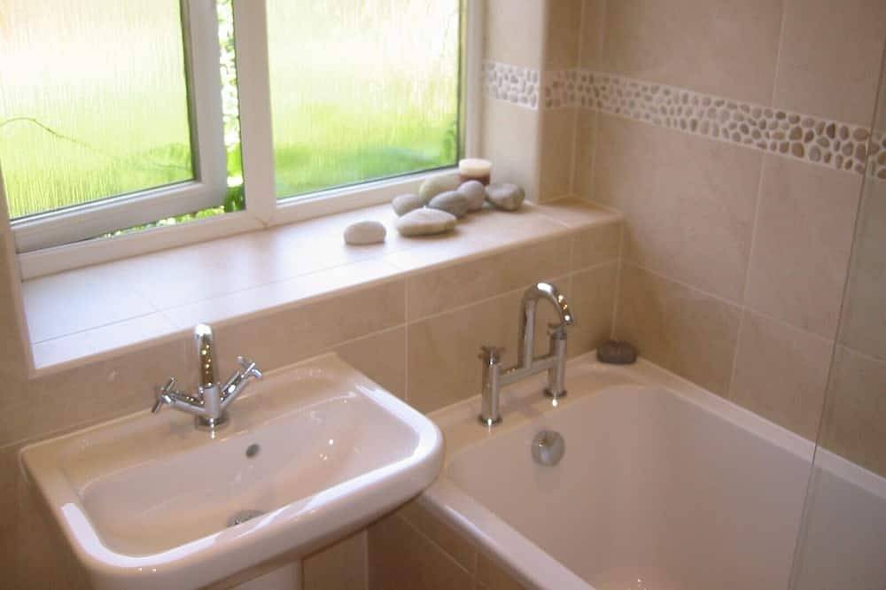 A beautifully presented one bed house, just five minutes from Poole Quay in Poole, Poole Harbour