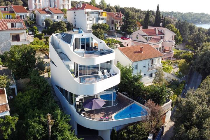 Ferienhaus für 11 Personen, mit Balkon und Terrasse sowie Pool in Pjescana Uvala