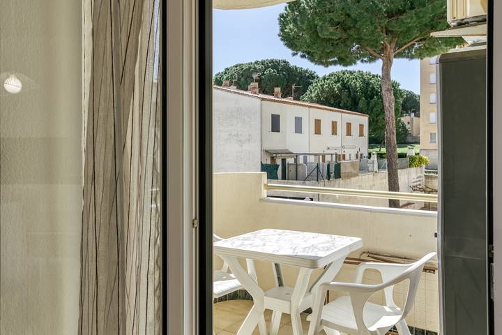 Apartamento entero, Apartamento 'San Enrique' con piscina compartida, terraza privada y aire acondicionado. in La Escala, Alt Empordà