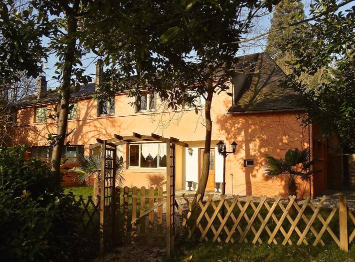 Location de vacances pour 15 personnes, avec Terrasse et Jardin ainsi que Piscine et Vue à Tournon-Saint-Pierre
