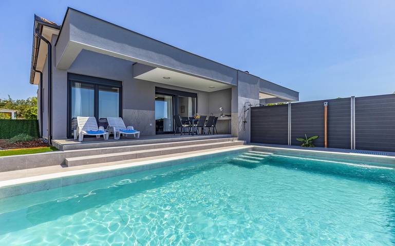 Villa pour 5 personnes, avec piscine et jardin, adapté aux familles à Loborika