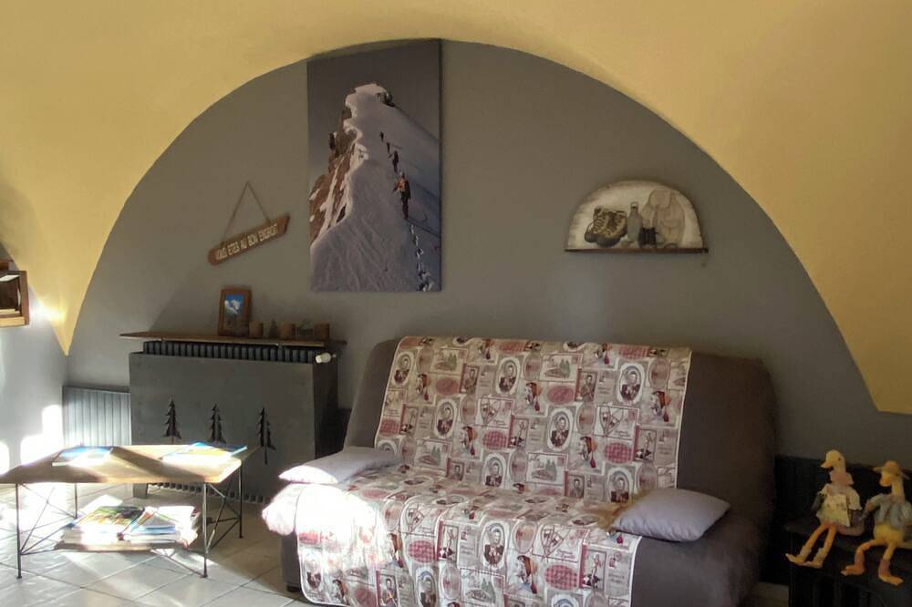 Entire apartment, Champsaur : Authentic gîte 1250m - Exceptional mountain view - Garden in Saint-Bonnet-en-Champsaur, Écrins National Park