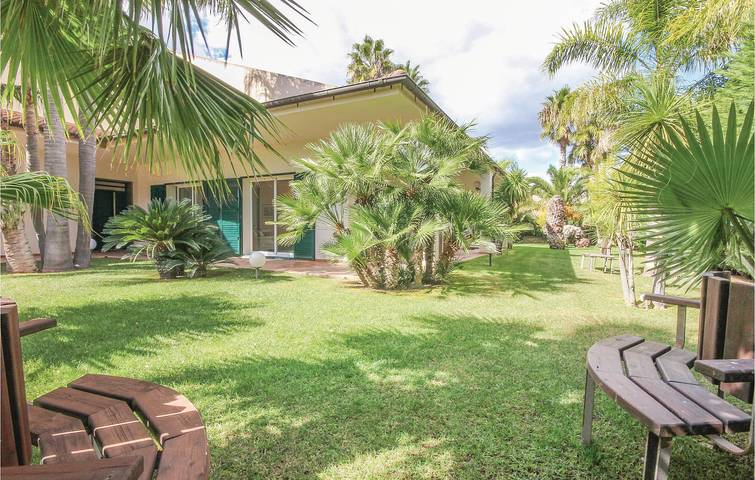 Comiso 2km Vacation Apartment with Pool & WiFi in Comiso, Ragusa Province