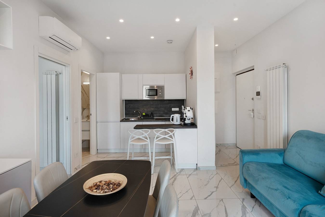 Ganze Wohnung, Ferienwohnung 'Luxury - Zona Lungomare' mit Balkon, Wi-Fi und Klimaanlage in Neapel, Neapel Provinz