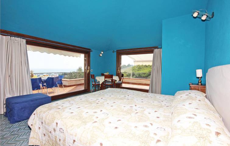 Geräumige Wohnung mit Pool und Terrasse in Santa Marina, Cilento Coast