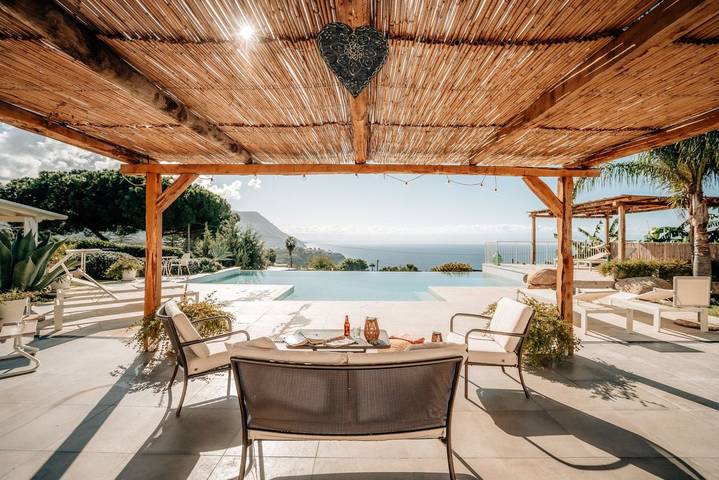 Ferienhaus für 8 Personen, mit Balkon/Terrasse und Garten sowie Pool in Kalabrien