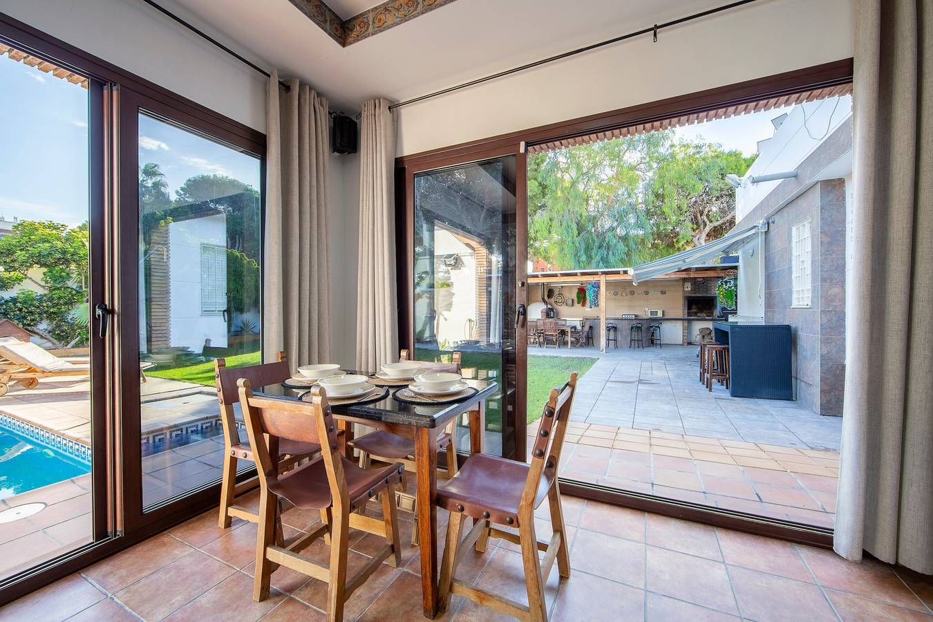 Appartamento intero, Appartamento per Ospiti con Piscina Privata, Wi-Fi e Aria Condizionata in Urbanización Roquetas de Mar, Roquetas de Mar