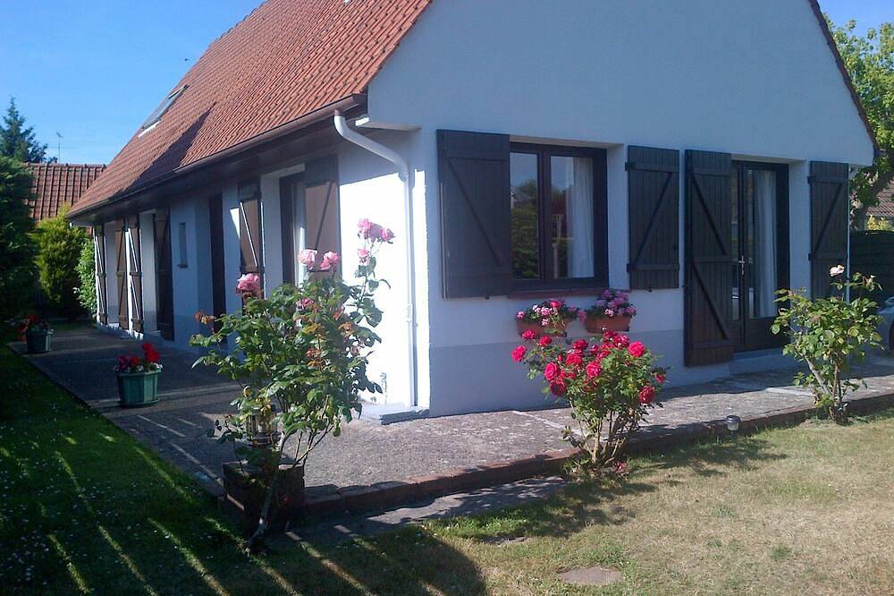 Spacious house in Cucq nr Le Touquet, 5 miles. Enclosed garden, beaches 3 miles in Cucq, Montreuil region