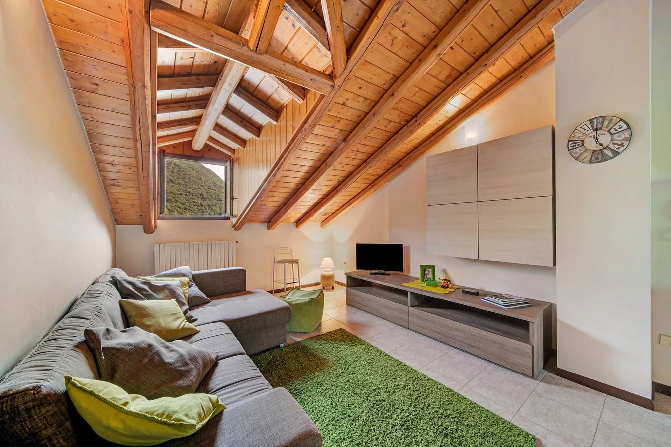 Entire apartment, Apartment 'Mansarda Fra Monte E Lago' with Mountain View, Shared Terrace and Wi-Fi in Esino Lario, Comune di Esino Lario