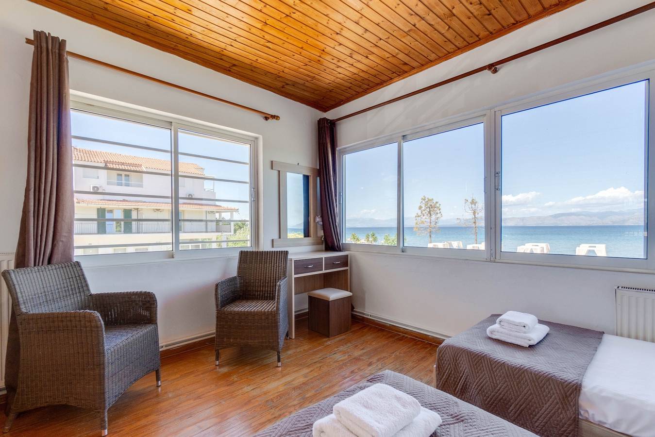 Saint Peter Bay – 1st Floor Holiday Home with Shared Pool, Wi-Fi & Air Conditioning in Kavos, Corfu