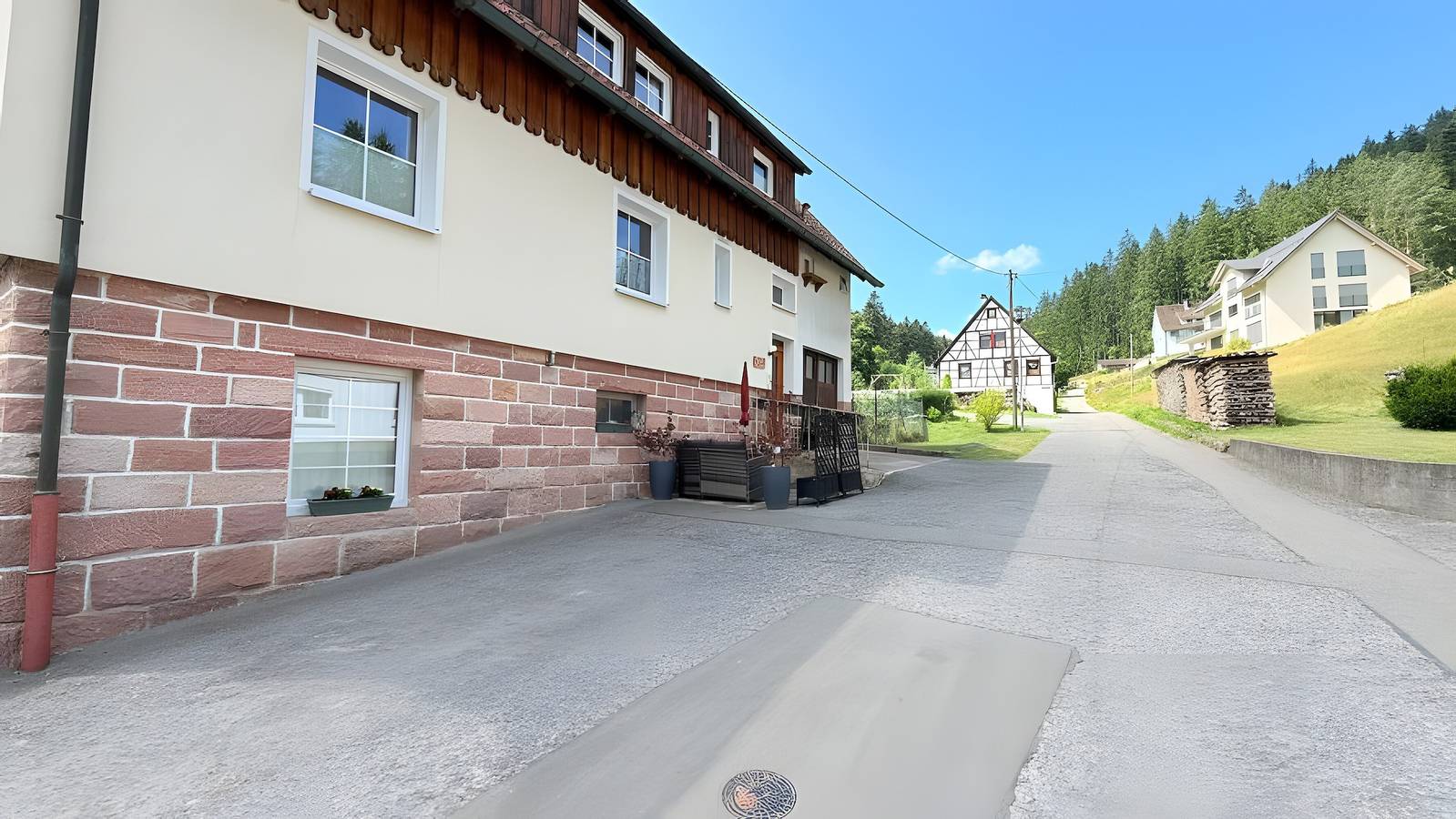 Ganzes Studio, Studio 'Tannenwipfel, 40qm' mit Bergblick, Infrarotsauna , umzäunter Esstischgruppe und Wlan in Enzklösterle, Nordschwarzwald