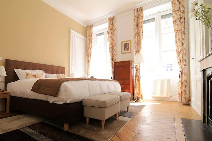 Entire apartment, 2 Bedrooms Luxury Apartment with Balcony - La Suite Terreaux in Lyon, Lyon region