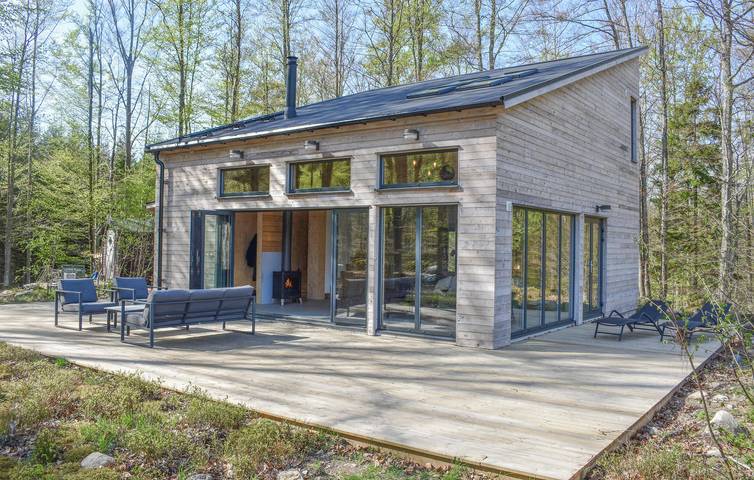Location de vacances pour 8 personnes, avec Terrasse ainsi que Jardin et Sauna dans Skåneland